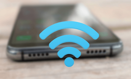 Un celular testando aplicaciones que encuentran redes WiFi libres