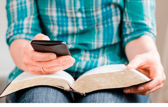 Lea la Biblia en su teléfono celular.